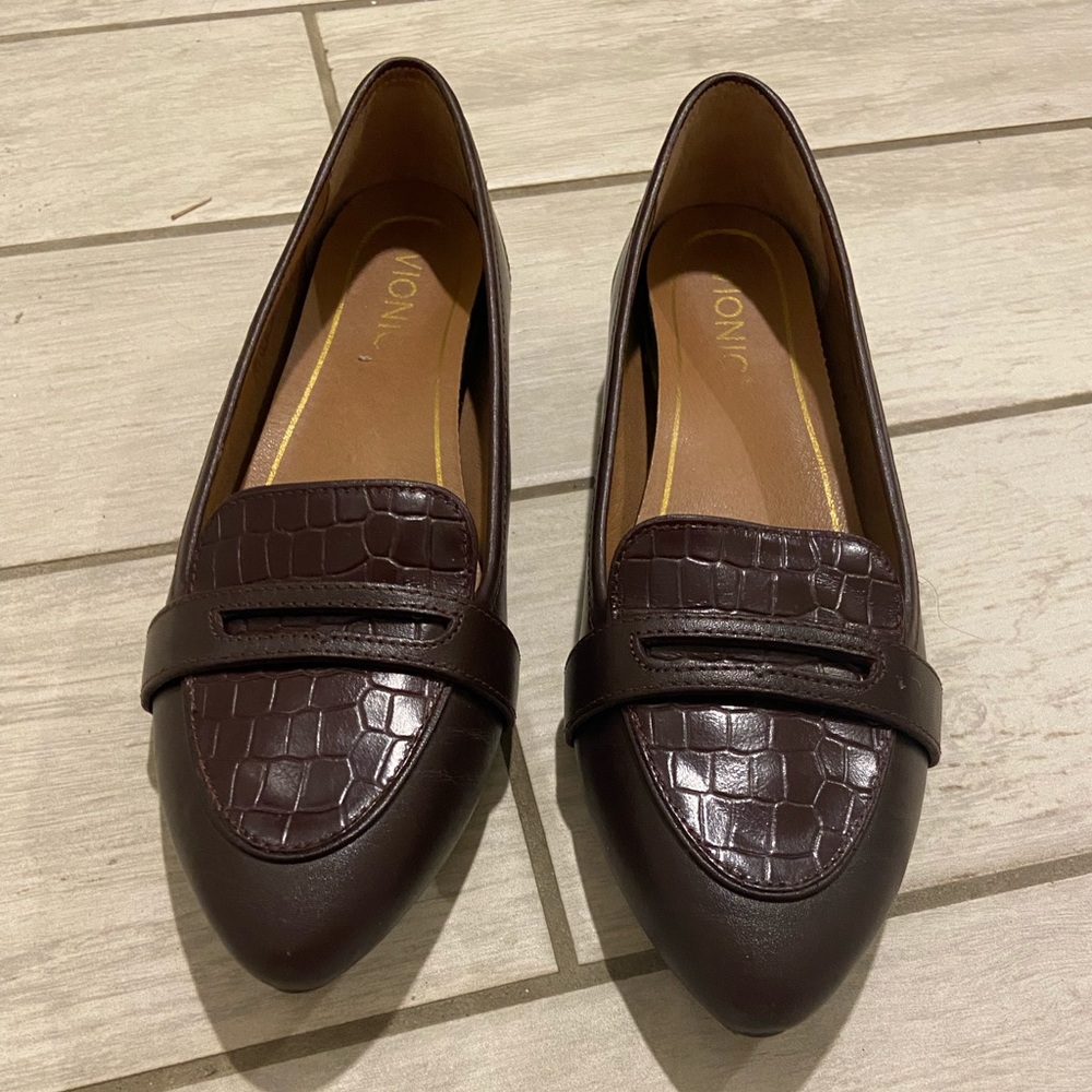 Vionic brown, crocodile flats